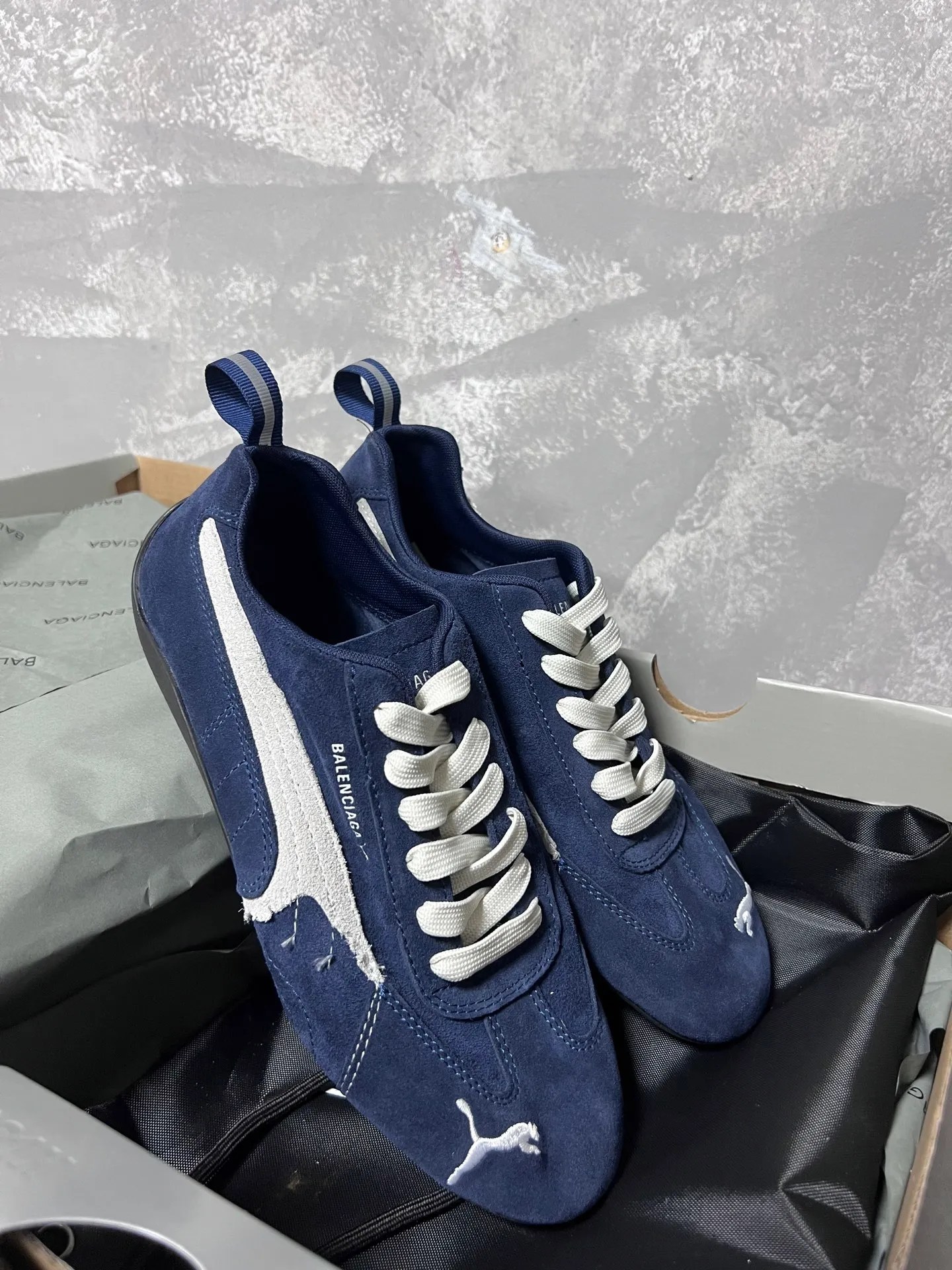 👟👟Ex-factory price 480👟👟 PUMA co-branded Balenciaga: Who knows! This pair of distressed and war-damaged Speedcats are so good-looking. The thin-soled sneakers have been upgraded to 2.0, which destroys the aesthetics of the street. More than half of the classic PUMA stripes on the side of the shoes have been "violently torn". The distressed treatment has a sense of ruined art, and it becomes the focus of the street in seconds! Hot stamping double logo + gold foil size mark on the heel, the details give a high-end feel Code number: 35-44 (45 customized)